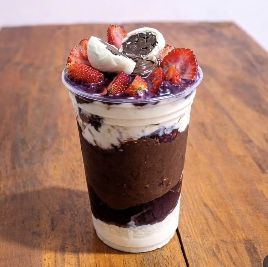 Açaí cremoso em camadas com morango da Reby's