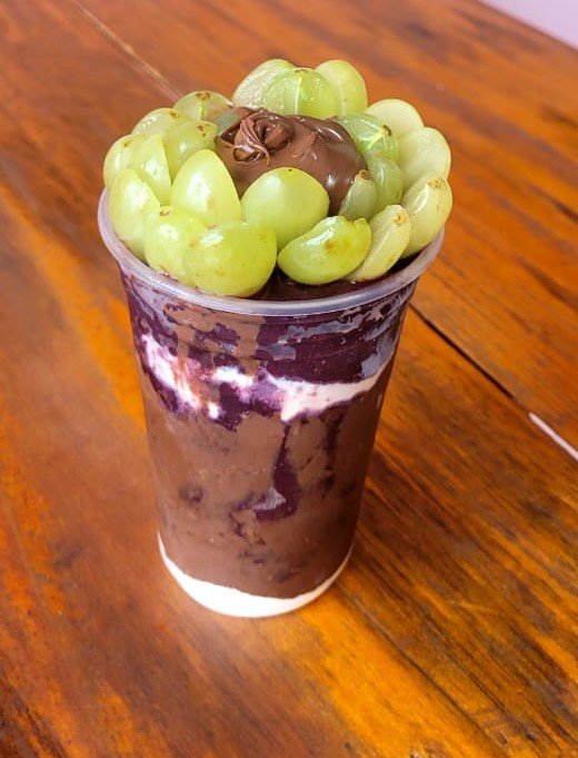 Açaí cremoso montado em camadas da Reby's