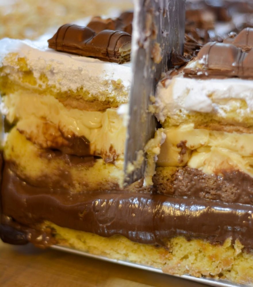 Fatia de bolo em camadas da Reby's Gourmet