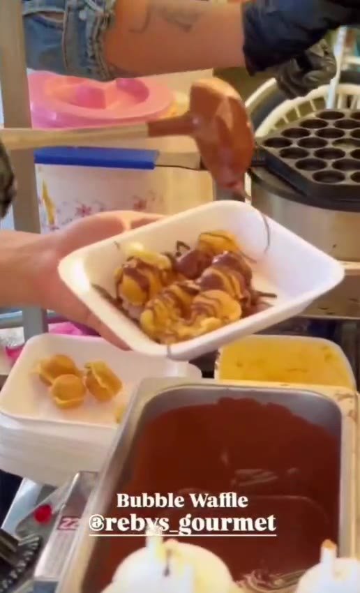 Reby's Gourmet atendendo um evento com o carrinho próprio